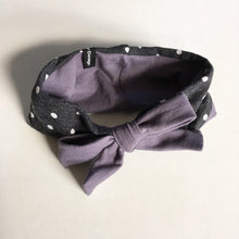 Indlæs billede til gallerivisning Baby/pige pandebånd med prikker og lilla sløjfe. Str.6 mdr-1 år - TrikkerDesign