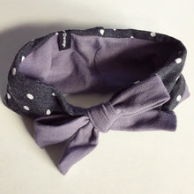 Indlæs billede til gallerivisning Baby/pige pandebånd med prikker og lilla sløjfe. Str.6 mdr-1 år - TrikkerDesign