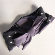 Indlæs billede til gallerivisning Baby/pige pandebånd med prikker og lilla sløjfe. Str.6 mdr-1 år - TrikkerDesign