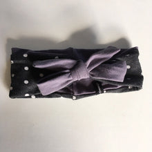 Indlæs billede til gallerivisning Baby/pige pandebånd med prikker og lilla sløjfe. Str.6 mdr-1 år - TrikkerDesign