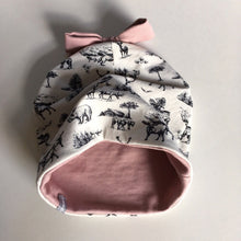 Indlæs billede til gallerivisning Børne hue med rosa sløjfe og dyre print. Str.4-10 år - TrikkerDesign