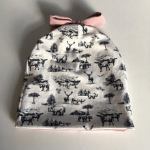 Indlæs billede til gallerivisning Børne hue med rosa sløjfe og dyre print. Str.4-10 år - TrikkerDesign