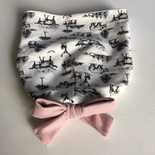 Indlæs billede til gallerivisning Børne hue med rosa sløjfe og dyre print. Str.4-10 år - TrikkerDesign