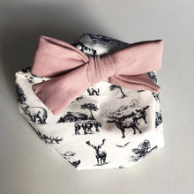 Indlæs billede til gallerivisning Børne hue med rosa sløjfe og dyre print. Str.4-10 år - TrikkerDesign