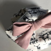 Indlæs billede til gallerivisning Børne hue med rosa sløjfe og dyre print. Str.4-10 år - TrikkerDesign