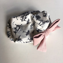 Indlæs billede til gallerivisning Børne hue med rosa sløjfe og dyre print. Str.4-10 år - TrikkerDesign