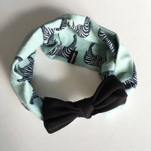 Indlæs billede til gallerivisning Pige pandebånd med kyssende zebraer og sløjfe. Str.6-12 år - TrikkerDesign