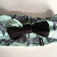 Indlæs billede til gallerivisning Pige pandebånd med kyssende zebraer og sløjfe. Str.6-12 år - TrikkerDesign