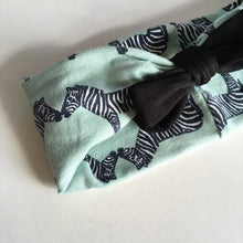Indlæs billede til gallerivisning Pige pandebånd med kyssende zebraer og sløjfe. Str.6-12 år - TrikkerDesign