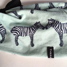Indlæs billede til gallerivisning Pige pandebånd med kyssende zebraer og sløjfe. Str.6-12 år - TrikkerDesign