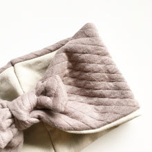 Indlæs billede til gallerivisning Pige Pandebånd I beige Isoli og jersey. Str.6-10 år. - TrikkerDesign