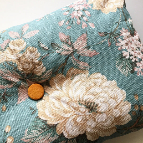 Unika pude i mint med blomster - TrikkerDesign