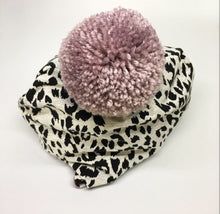 Indlæs billede til gallerivisning Pige/voksen hue i dyreprint og med rosa Pom Pom - TrikkerDesign