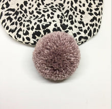 Indlæs billede til gallerivisning Pige/voksen hue i dyreprint og med rosa Pom Pom - TrikkerDesign