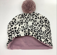 Indlæs billede til gallerivisning Pige/voksen hue i dyreprint og med rosa Pom Pom - TrikkerDesign