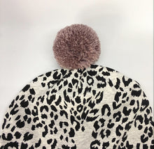 Indlæs billede til gallerivisning Pige/voksen hue i dyreprint og med rosa Pom Pom - TrikkerDesign