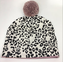 Indlæs billede til gallerivisning Pige/voksen hue i dyreprint og med rosa Pom Pom - TrikkerDesign