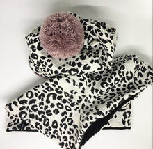 Indlæs billede til gallerivisning Pige/voksen hue i dyreprint og med rosa Pom Pom - TrikkerDesign