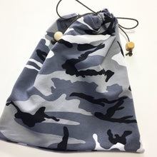 Indlæs billede til gallerivisning Øretelefon pose/ Tøjpose i army look - TrikkerDesign