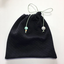 Indlæs billede til gallerivisning Øretelefon pose/ Tøjpose i sort quilt - TrikkerDesign