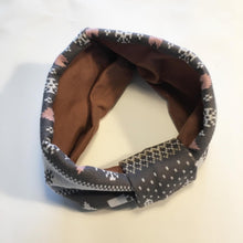 Indlæs billede til gallerivisning Pige pandebånd i digitalprint og med moccafarvet jersey på bagsiden str.4-6 år.