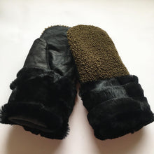 Indlæs billede til gallerivisning Luffer i sort lammeskind/army teddy fleece og kanin pels.