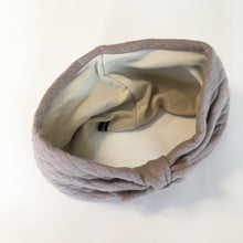 Indlæs billede til gallerivisning Pige Pandebånd i beige quilt med lys sandfarvet stretch str. 4-8 år. - TrikkerDesign