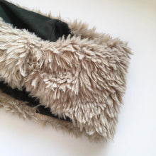 Indlæs billede til gallerivisning Pandebånd i nude fake fur med grøn Stretch