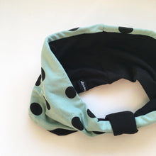 Indlæs billede til gallerivisning Pandebånd med mintfarvet jersey og sorte prikker