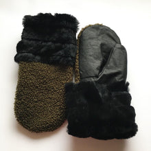 Indlæs billede til gallerivisning Luffer i sort lammeskind/army teddy fleece og kanin pels.