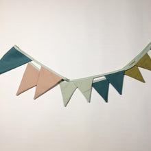 Indlæs billede til gallerivisning Flagranke  med mint, beige og karryfarvede flag - TrikkerDesign