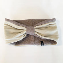 Indlæs billede til gallerivisning Pige Pandebånd i beige quilt med lys sandfarvet stretch str. 4-8 år. - TrikkerDesign