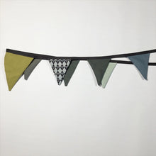 Indlæs billede til gallerivisning Flagranke med karry, grå, støvet grøn og mint farvede flag - TrikkerDesign