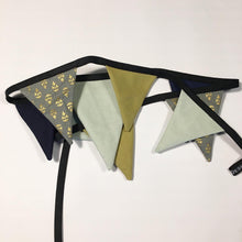 Indlæs billede til gallerivisning Flagranke med karry, blå, mint og støvet grøn - TrikkerDesign