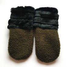 Indlæs billede til gallerivisning Luffer i sort lammeskind/army teddy fleece og kanin pels.
