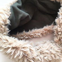 Indlæs billede til gallerivisning Pandebånd i nude fake fur med grøn Stretch