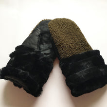 Indlæs billede til gallerivisning Luffer i sort lammeskind/army teddy fleece og kanin pels.
