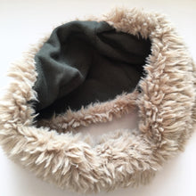 Indlæs billede til gallerivisning Pandebånd i nude fake fur med grøn Stretch