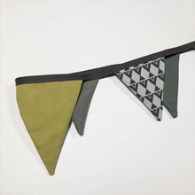 Indlæs billede til gallerivisning Flagranke med karry, grå, støvet grøn og mint farvede flag - TrikkerDesign