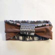 Indlæs billede til gallerivisning Pige pandebånd i digitalprint og med moccafarvet jersey på bagsiden str.4-6 år.