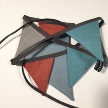 Indlæs billede til gallerivisning Flagranke med rust, blå og grå flag - TrikkerDesign