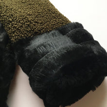 Indlæs billede til gallerivisning Luffer i sort lammeskind/army teddy fleece og kanin pels.