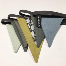 Indlæs billede til gallerivisning Flagranke med karry, grå, støvet grøn og mint farvede flag - TrikkerDesign