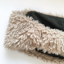 Indlæs billede til gallerivisning Pandebånd i nude fake fur med grøn Stretch