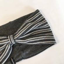Indlæs billede til gallerivisning Pige Pandebånd med sølvtråd og lækker grå Stretch str. 8-14 år - TrikkerDesign