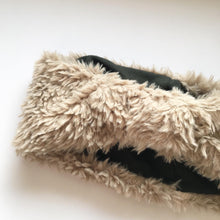 Indlæs billede til gallerivisning Pandebånd i nude fake fur med grøn Stretch