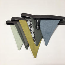 Indlæs billede til gallerivisning Flagranke med karry, grå, støvet grøn og mint farvede flag - TrikkerDesign