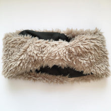 Indlæs billede til gallerivisning Pandebånd i nude fake fur med grøn Stretch