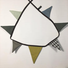 Indlæs billede til gallerivisning Flagranke med karry, grå, støvet grøn og mint farvede flag - TrikkerDesign