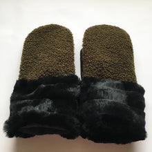 Indlæs billede til gallerivisning Luffer i sort lammeskind/army teddy fleece og kanin pels.